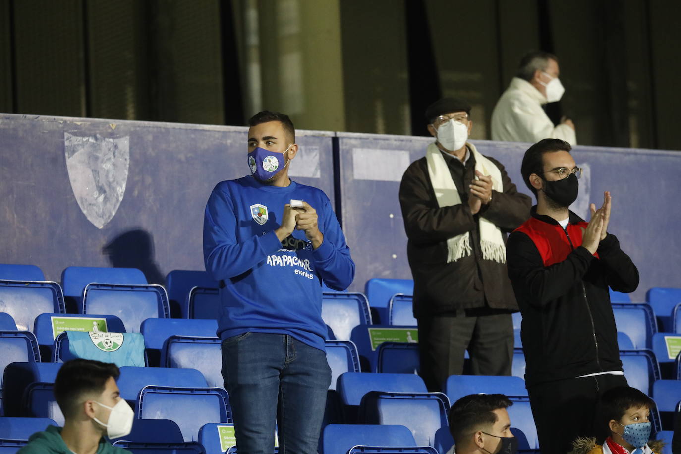 El ambientazo de la grada en el Ciudad de Lucena-Sevilla FC, en imágenes