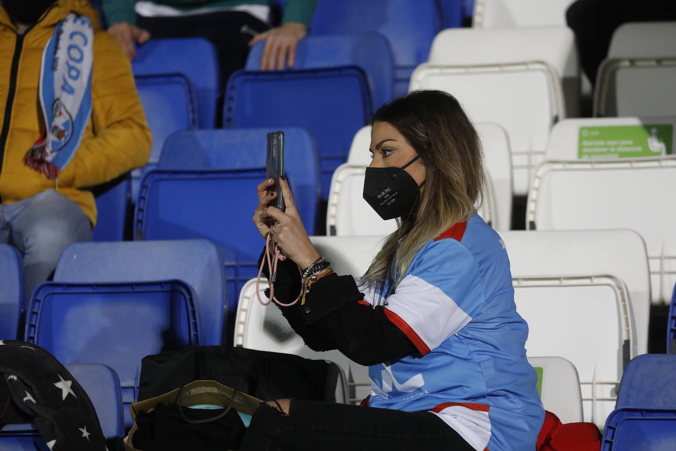 El ambientazo de la grada en el Ciudad de Lucena-Sevilla FC, en imágenes