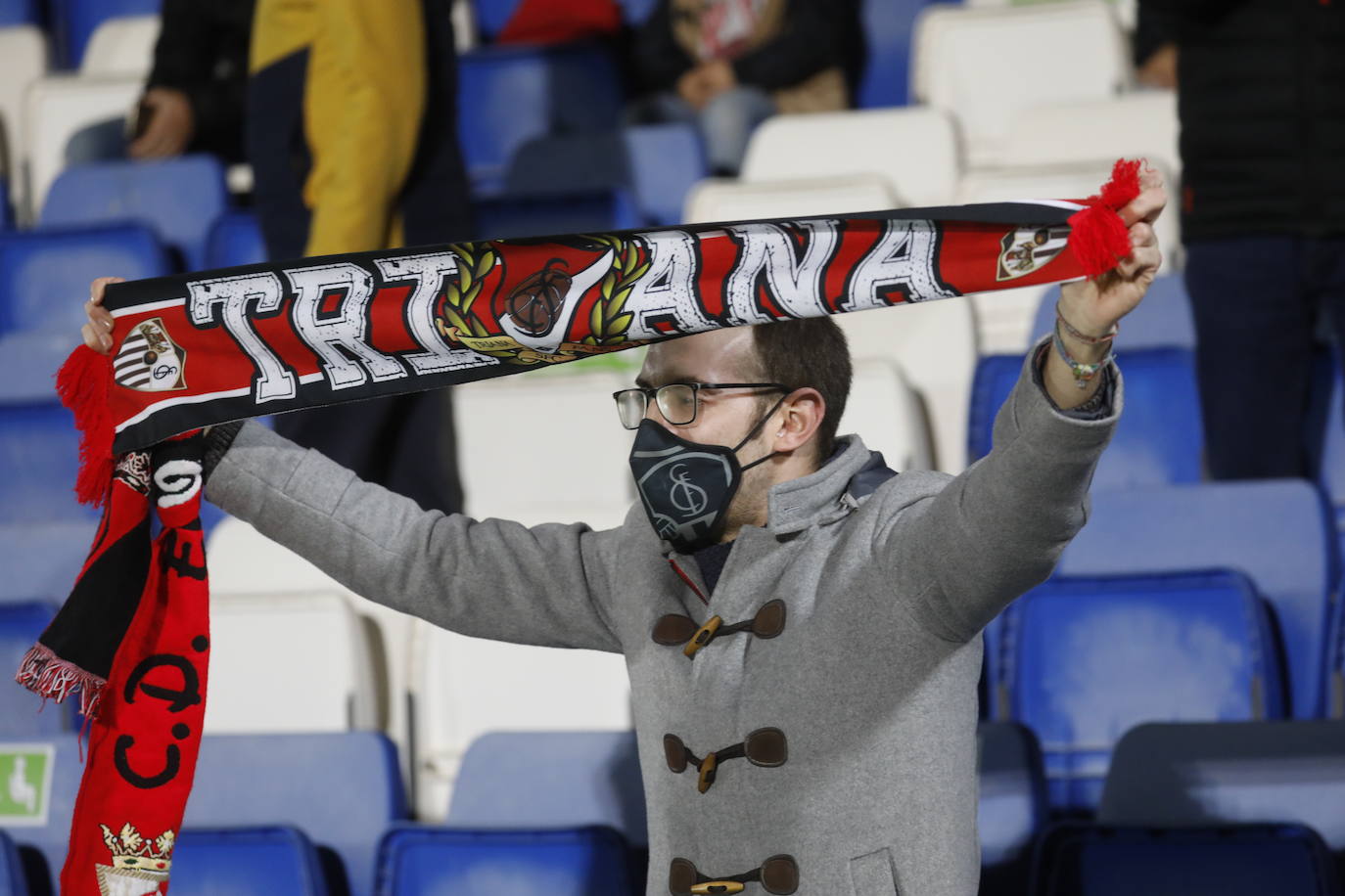 El ambientazo de la grada en el Ciudad de Lucena-Sevilla FC, en imágenes