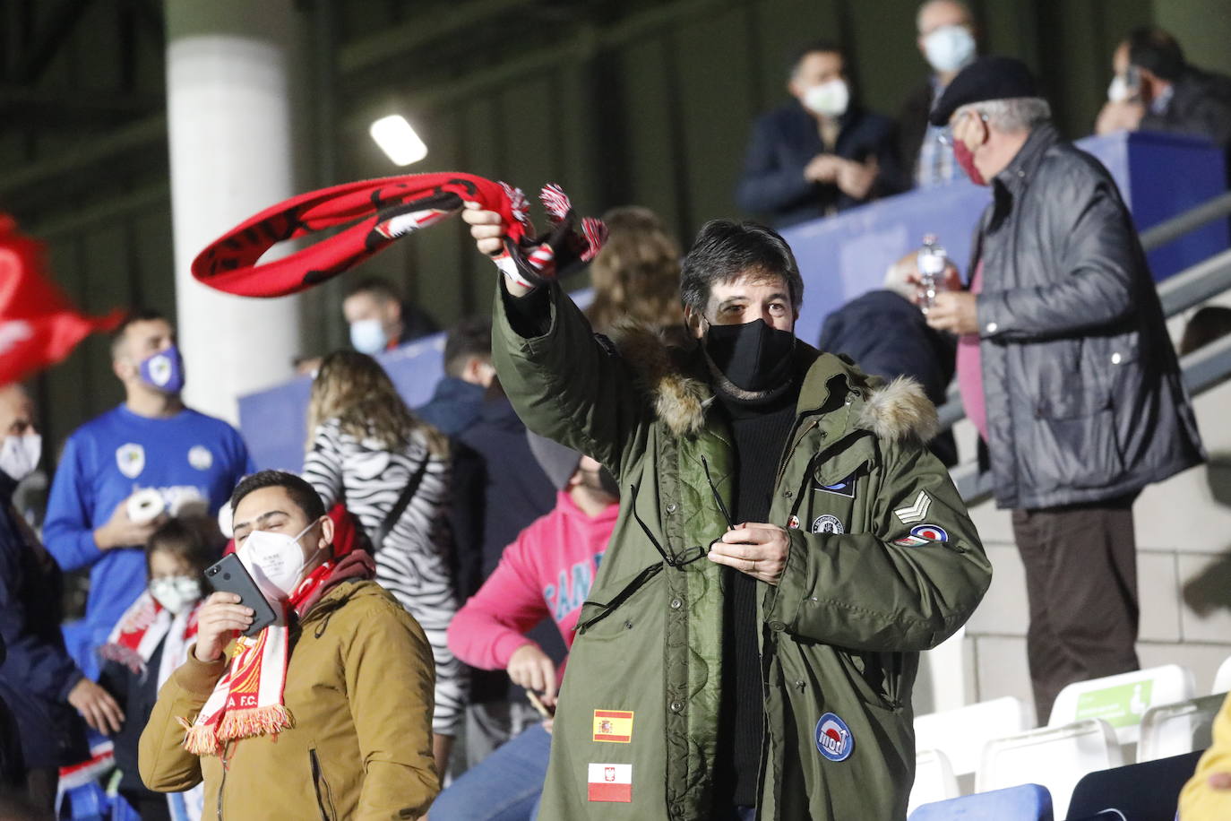 El ambientazo de la grada en el Ciudad de Lucena-Sevilla FC, en imágenes