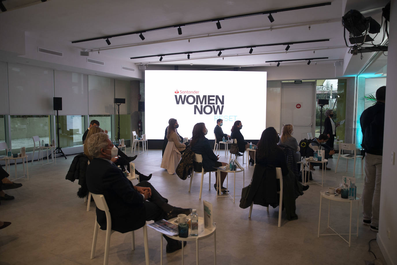 La nueva sede de ABC acogió la primera jornada de conferencias del Santander WomenNOW Reset, con la presencia de numerosas personalidades. 