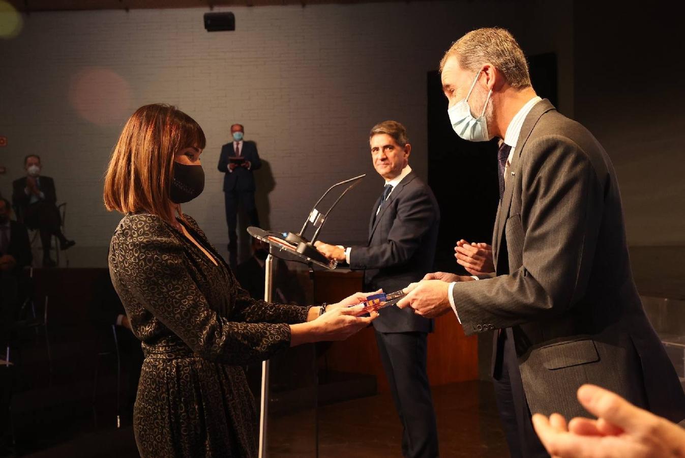 Irene Villa, recogiendo el premio Ana María Vidal-Abarca de manos de Don Felipe. El Premio Escolares Ana María Vidal-Abarca «Una ciudad sin violencia» ha sido concedido al proyecto «Una ciudad sin violencia», de la Fundación Víctimas del Terrorismo, recogido por Maria del Mar Blanco; Maite Pagazaurtundúa; Ana Velasco; Conchita Martín Blanco; Cristina Cuesta; Ana Iribar; Mª Jesús González Gutiérrez; Irene Villa (en la foto); Ana María Carro; Javier López Ruíz; José Manuel Sánchez Riera; Luis Alberto San Martín Calvo-Koldo; Esther Sáez; Antonio Utrera; Joaquín Echeverría; Francisco Tomás y Valiente Lanuza; y Raúl Aliste, en nombre de su padre Juan José Aliste, a título póstumo; estas personas —víctimas del terrorismo— están llevando su testimonio a las aulas de ESO y Bachillerato en el marco el programa «Educar para la convivencia».