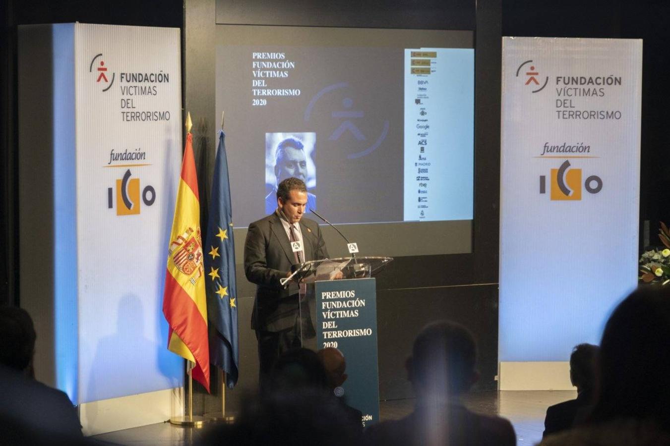 Raúl Aliste, durante su intervención en el acto. A lo largo del acto, además de las intervenciones de Don Felipe y del presidente de la FVT, Tomás Caballero, han dicho unas palabras los galardonados Iñaki Arteta, Javier Marrodán y Raúl Aliste. Este último, que ha recogido el premio Ana María Vidal-Abarca a título póstumo en nombre de su padre, Juan José Aliste, ha intervenido por todos los premiados del proyecto «Educar para la convivencia».