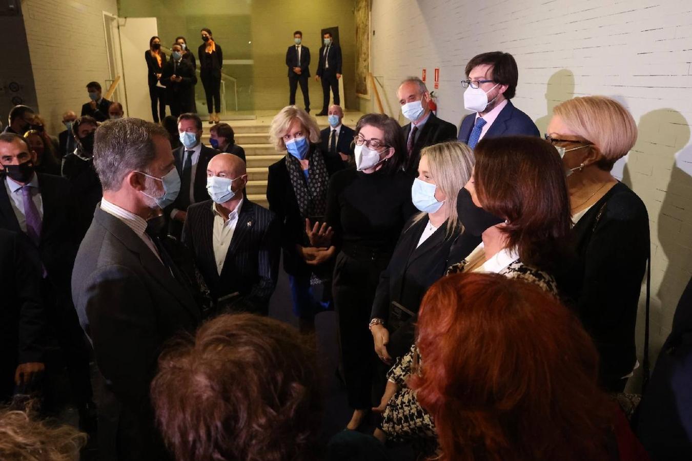 Don Felipe, junto a María del Mar Blanco y Maite Pagazaurtundúa, entre otros. El Rey charla con los premiados antes de la foto de familia. En primera instancia la eurodiputada Maite Pagazaurtundúa  y María del Mar Blanco, hermana del concejal del PP asesinado por ETA Miguel Ángel Blanco.