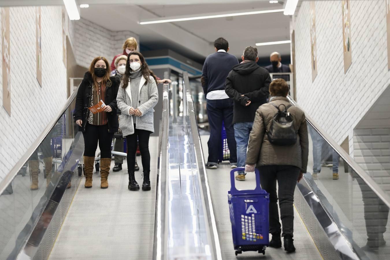 El primer día del Aldi del centro de Córdoba, en imágenes