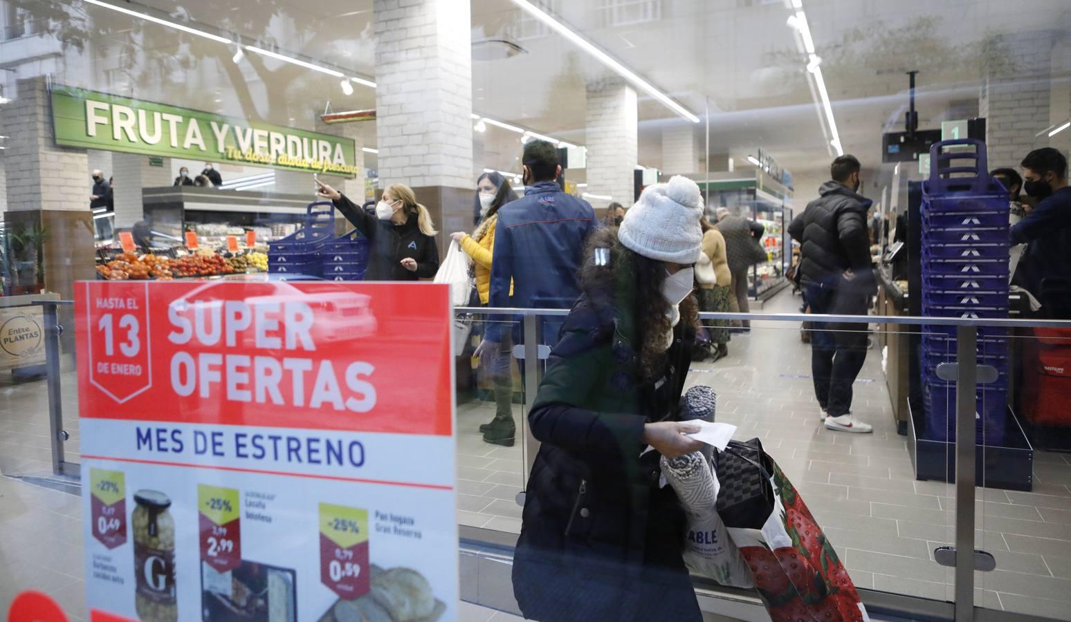 El primer día del Aldi del centro de Córdoba, en imágenes