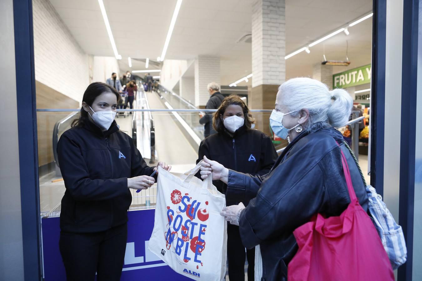 El primer día del Aldi del centro de Córdoba, en imágenes