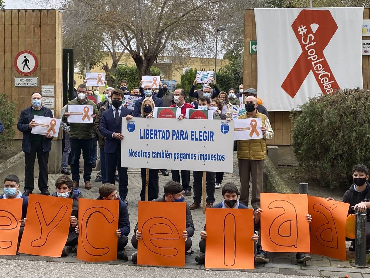 Concentración contra la ley Celáa en el Colegio Altair