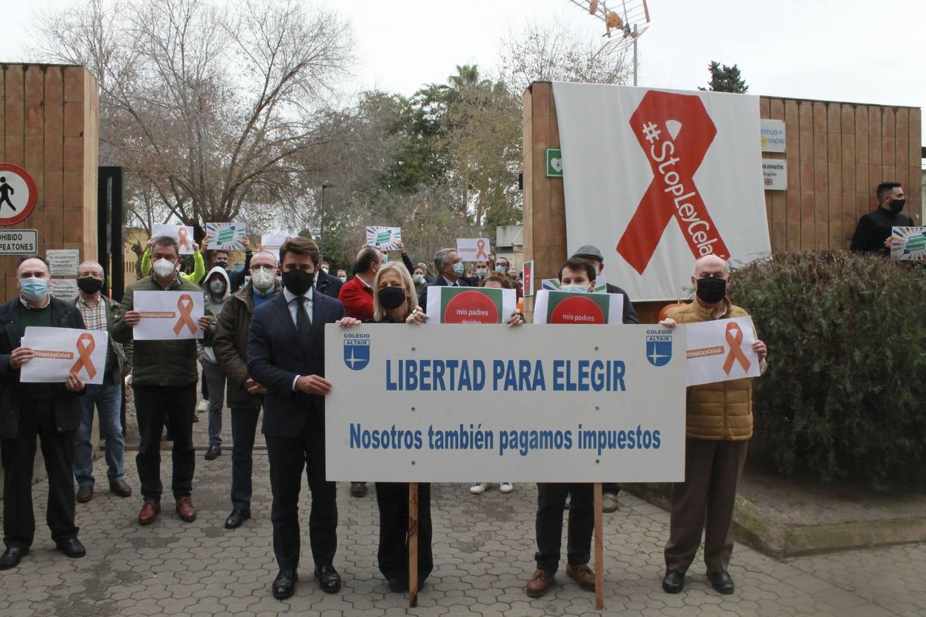 Concentración contra la ley Celáa en el Colegio Altair