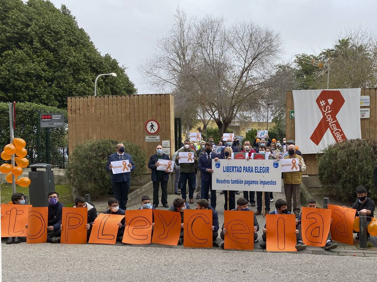 Concentración contra la ley Celáa en el Colegio Altair