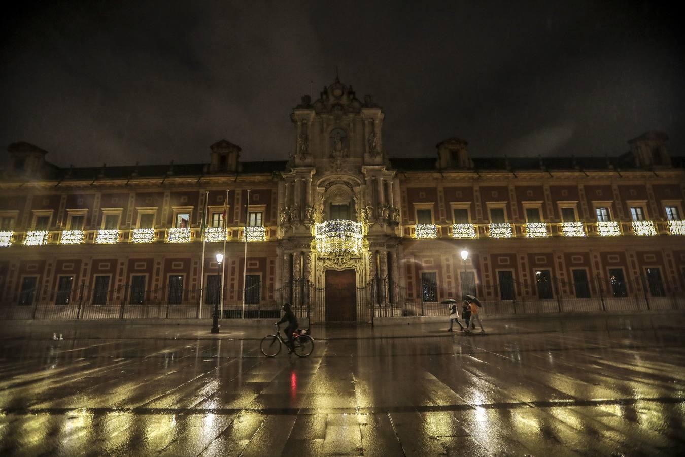 En imágenes, el palacio de San Telmo se ilumina para Navidad