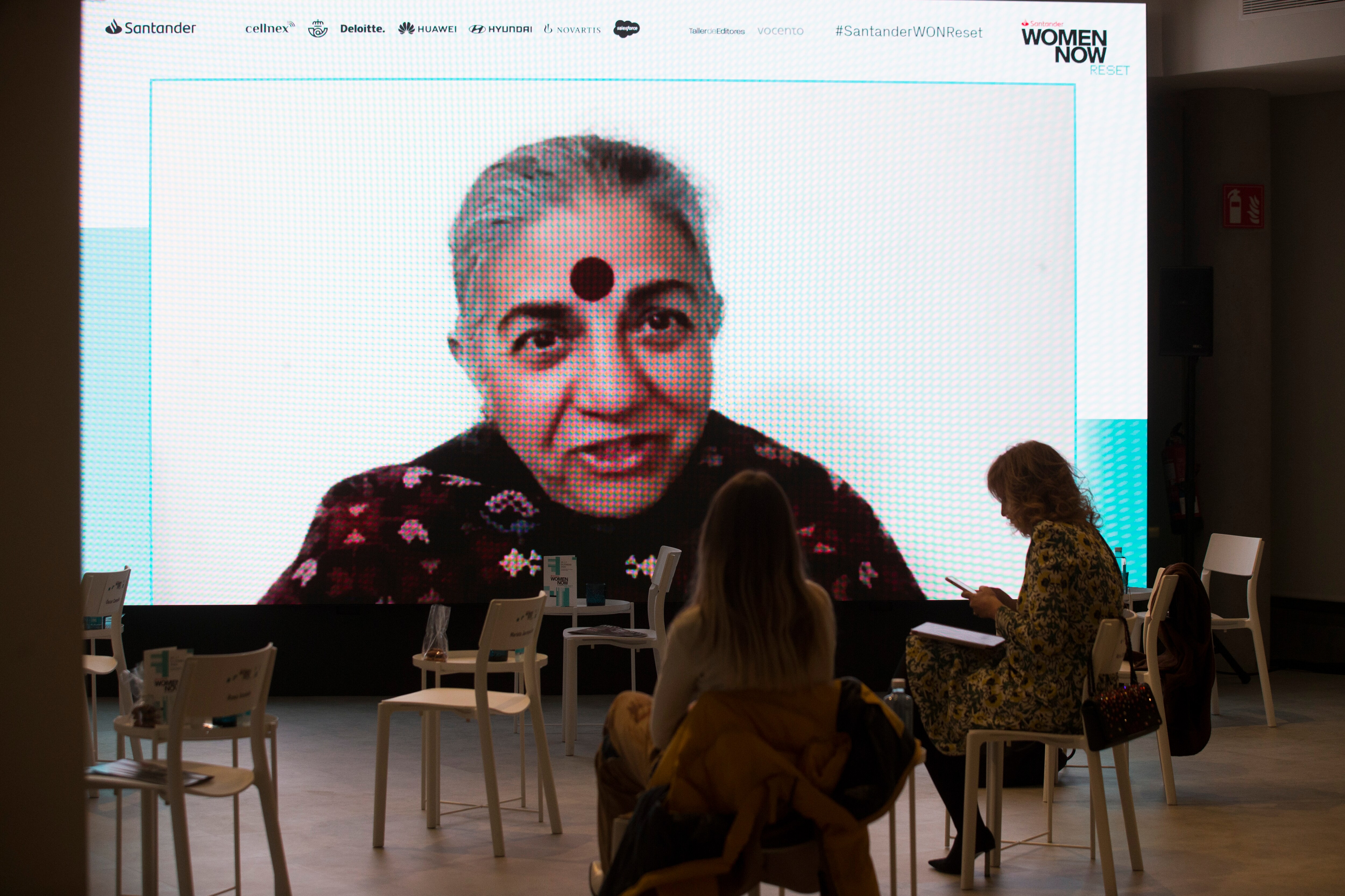 La primera jornada de Santander WomenNOW Reset, este miércoles, ha contado también con una entrevista a la física, filósofa y escritora Vandana Shiva, Premio Nobel Alternativo por su lucha para cambiar las prácticas y paradigmas de la agricultura. 