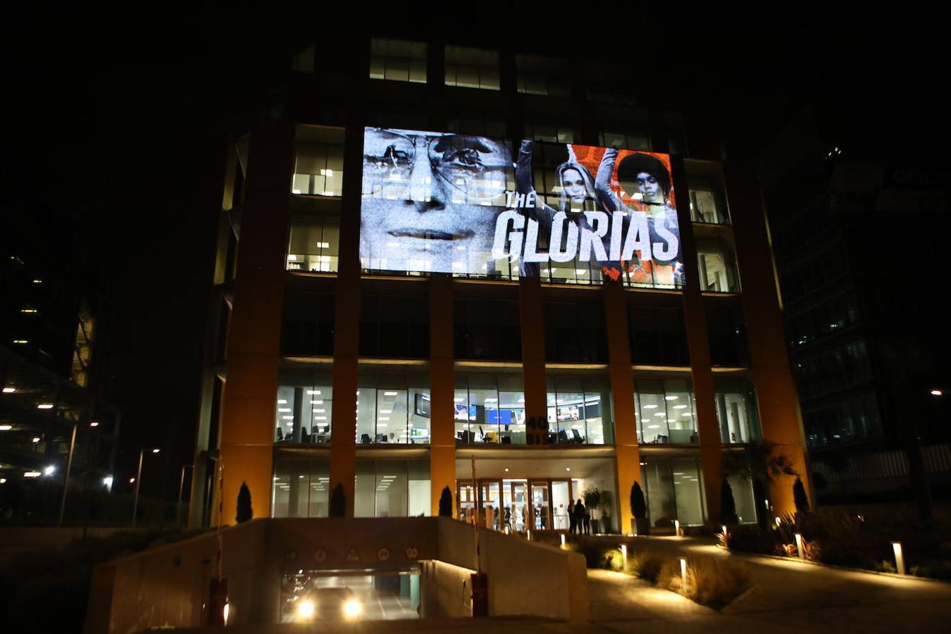 La sede madrileña de Vocento iluminada con el cartel de «The Glorias». 