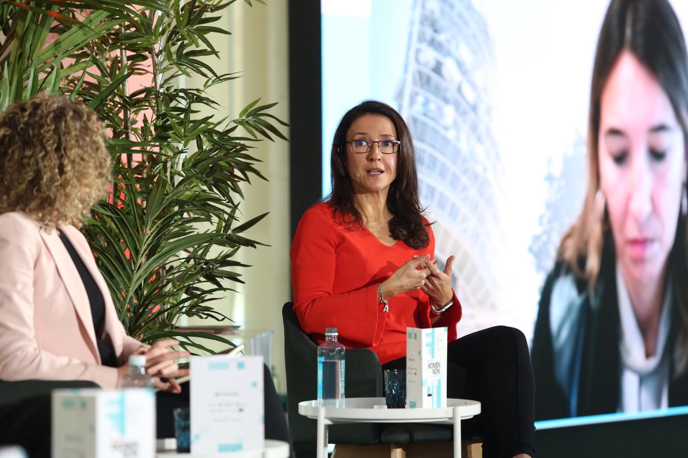 Participantes en el coloquio: «Innovación y desarrollo femenino». 