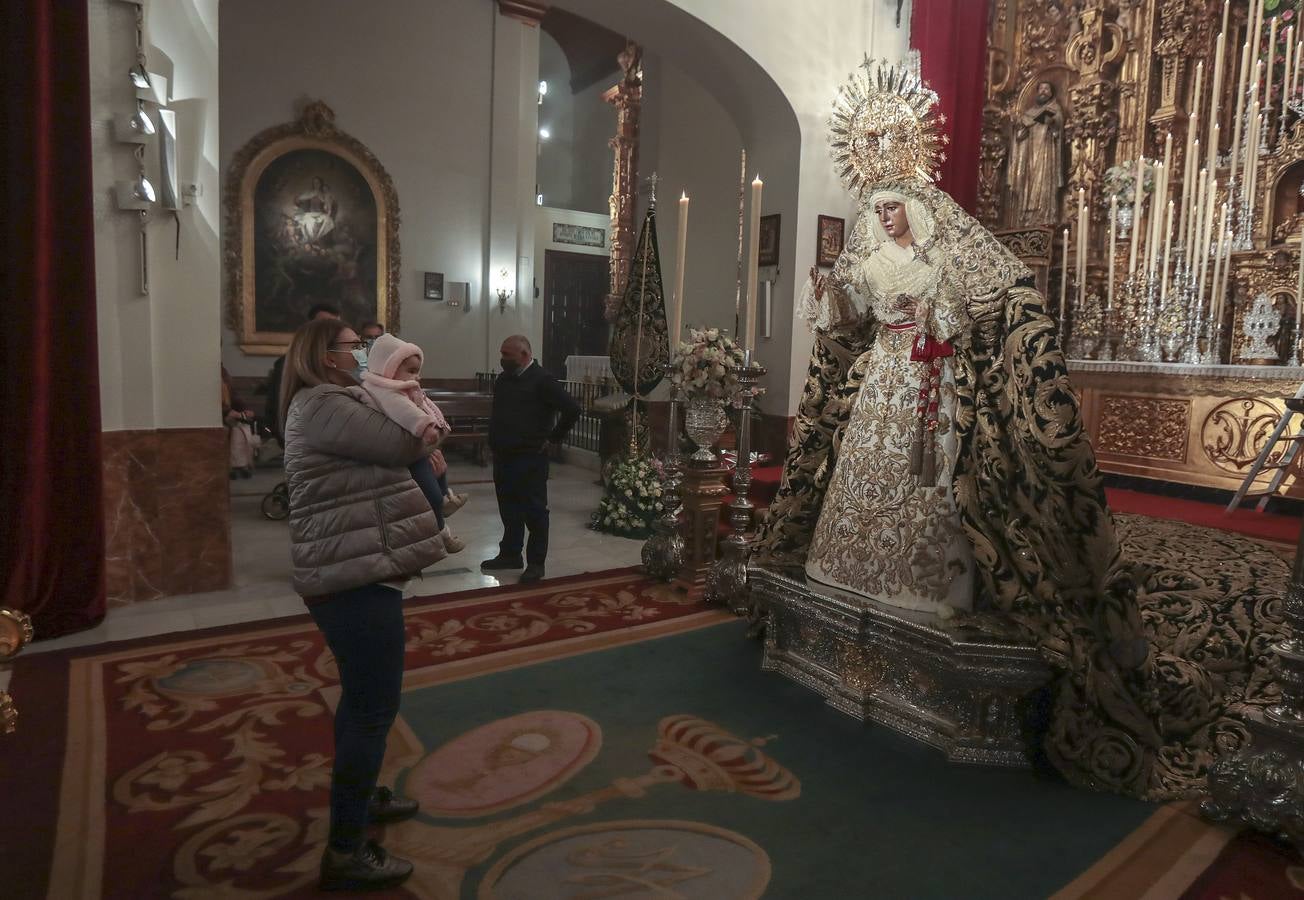 En imágenes, «besamanos» de la Esperanza de Triana