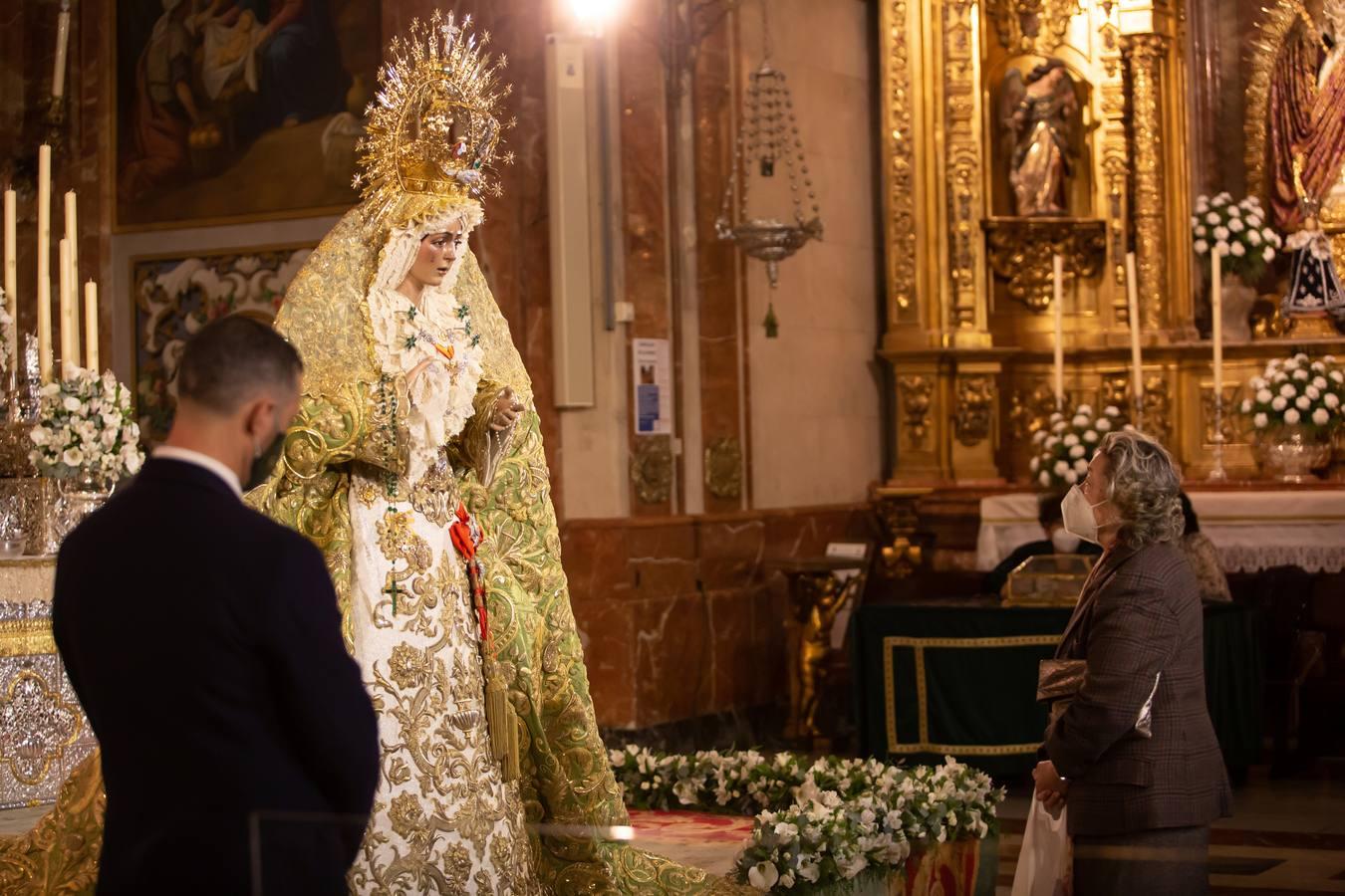 En imágenes, «besamanos» de la Esperanza Macarena