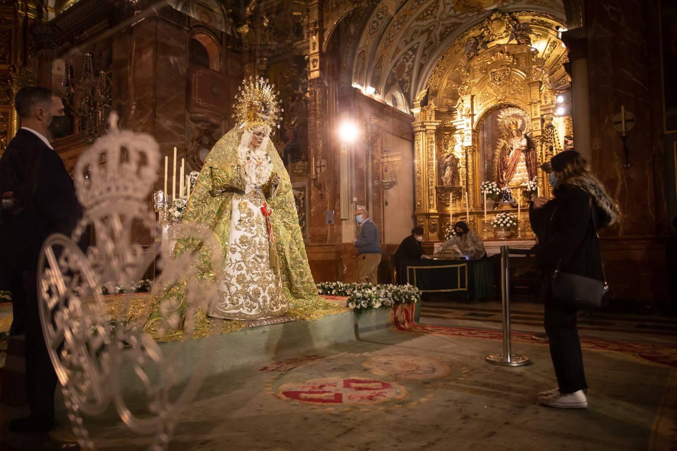 En imágenes, «besamanos» de la Esperanza Macarena