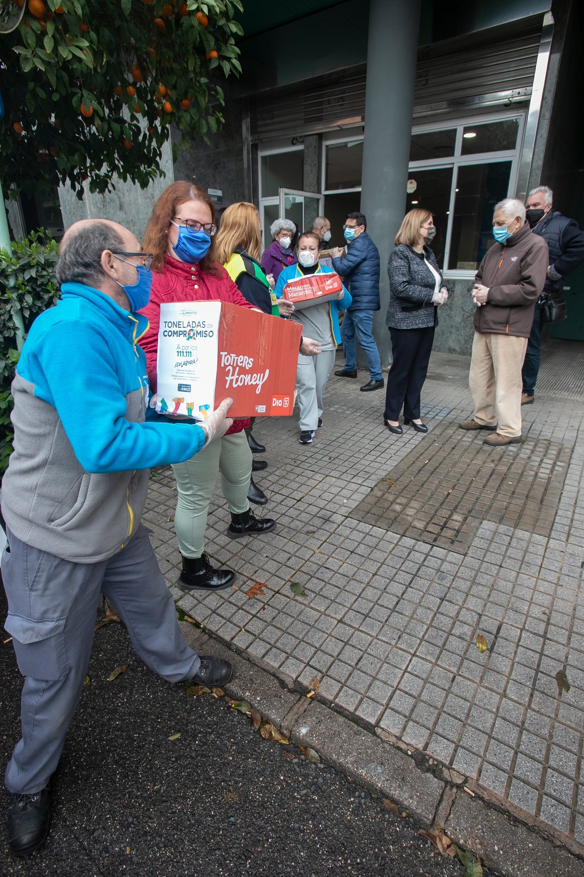 La donación de la ONCE al Banco de Alimentos, en imágenes