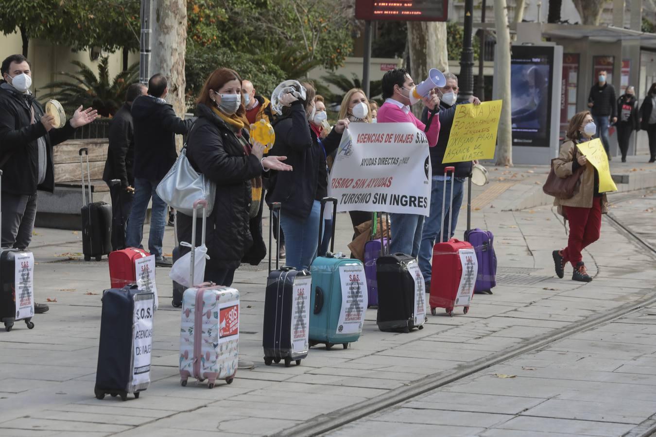 En imágenes, protesta de las agencias de viajes en Sevilla