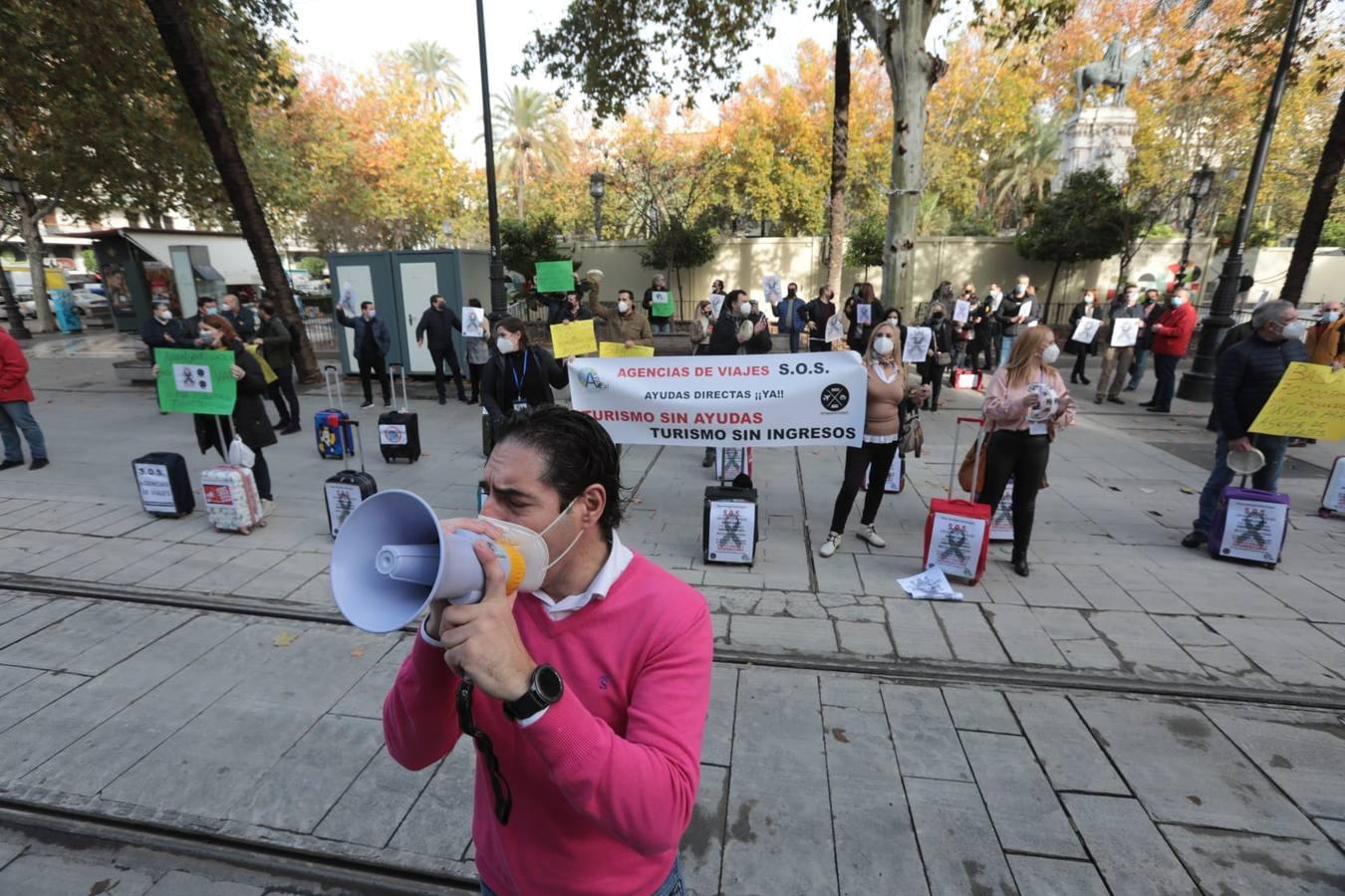 En imágenes, protesta de las agencias de viajes en Sevilla