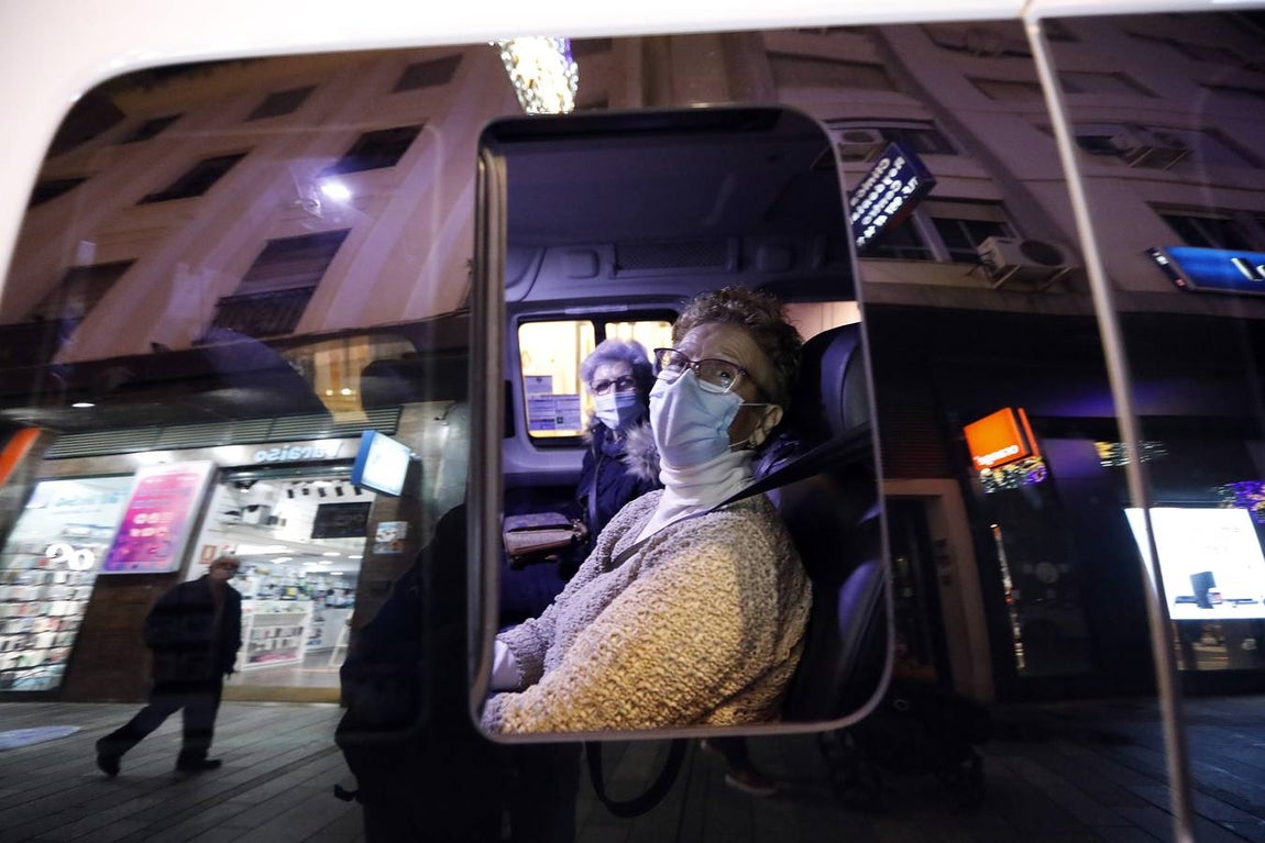 El paseo de los taxistas a los mayores de Alcolea por las luces de Navidad de Córdoba, en imágenes