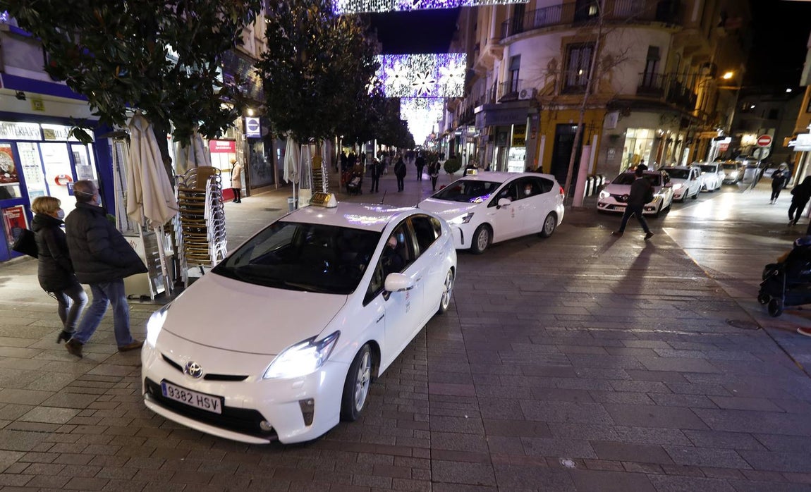 El paseo de los taxistas a los mayores de Alcolea por las luces de Navidad de Córdoba, en imágenes
