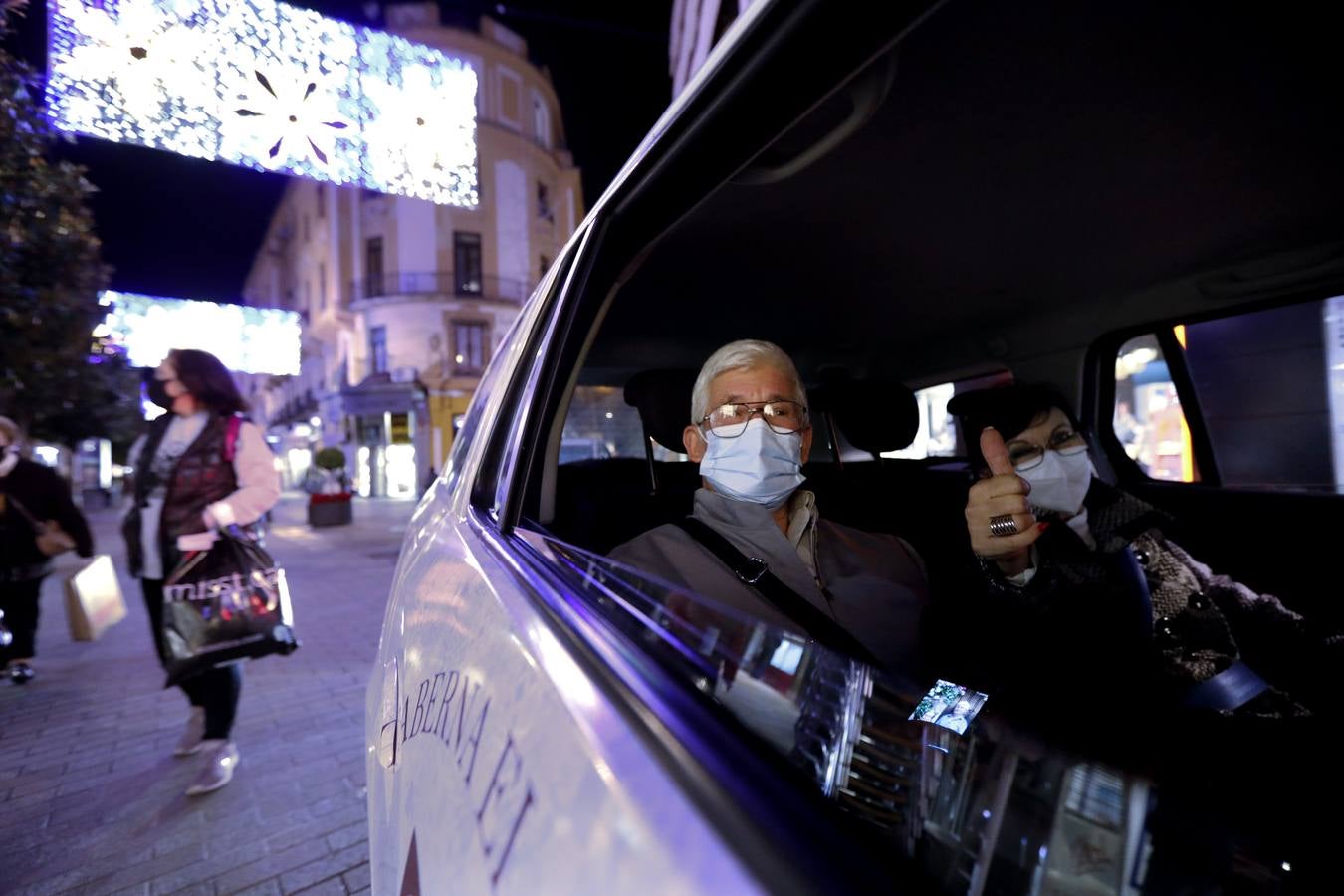 El paseo de los taxistas a los mayores de Alcolea por las luces de Navidad de Córdoba, en imágenes