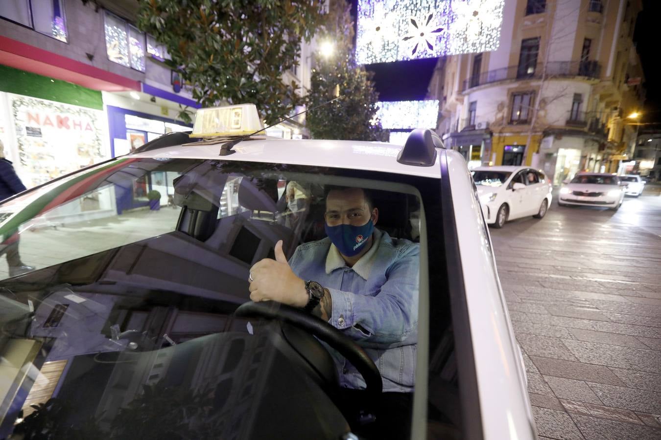 El paseo de los taxistas a los mayores de Alcolea por las luces de Navidad de Córdoba, en imágenes