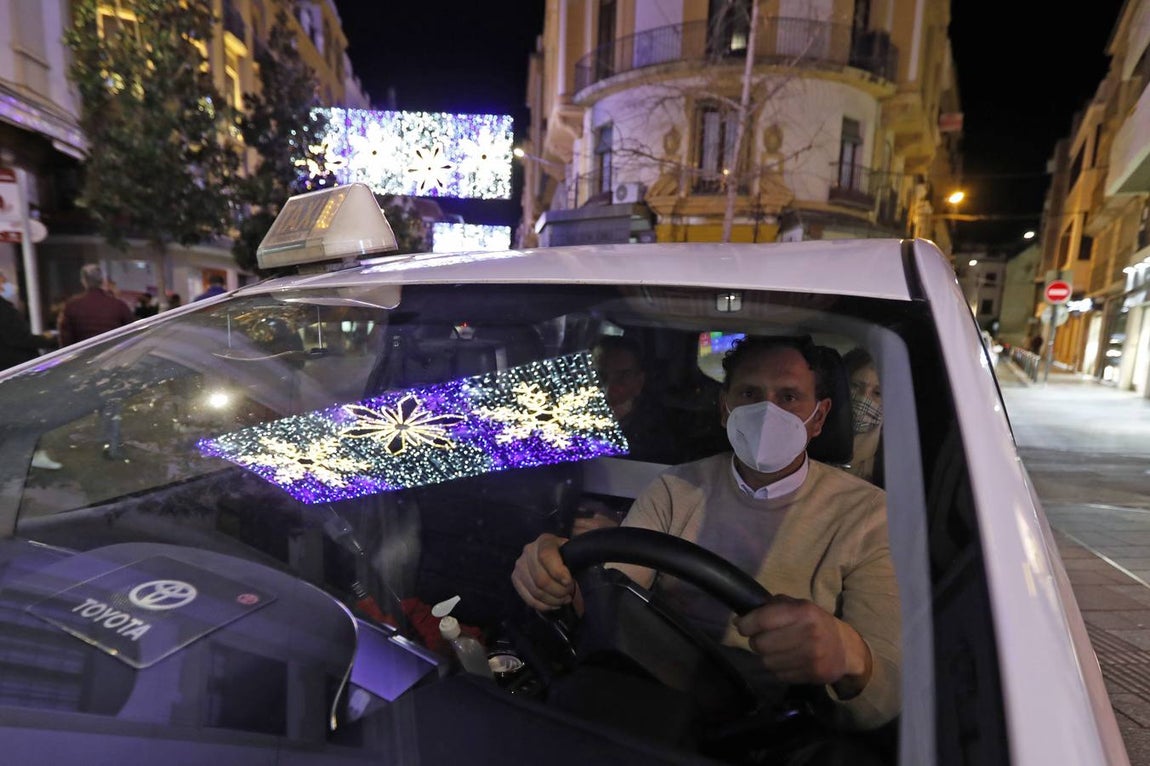 El paseo de los taxistas a los mayores de Alcolea por las luces de Navidad de Córdoba, en imágenes