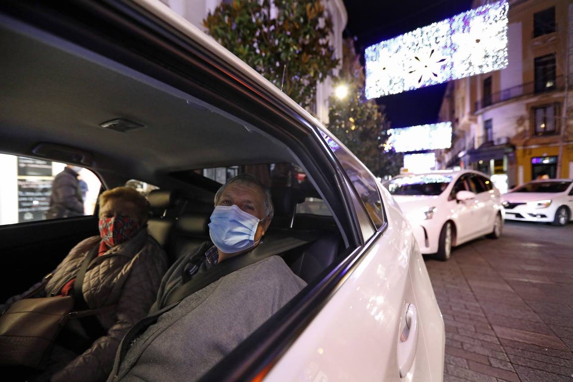 El paseo de los taxistas a los mayores de Alcolea por las luces de Navidad de Córdoba, en imágenes