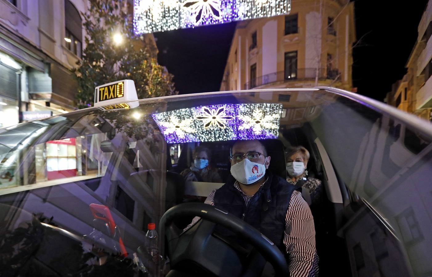 El paseo de los taxistas a los mayores de Alcolea por las luces de Navidad de Córdoba, en imágenes