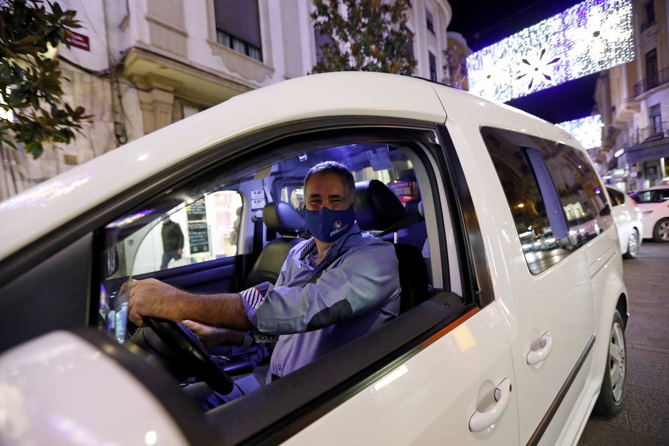 El paseo de los taxistas a los mayores de Alcolea por las luces de Navidad de Córdoba, en imágenes