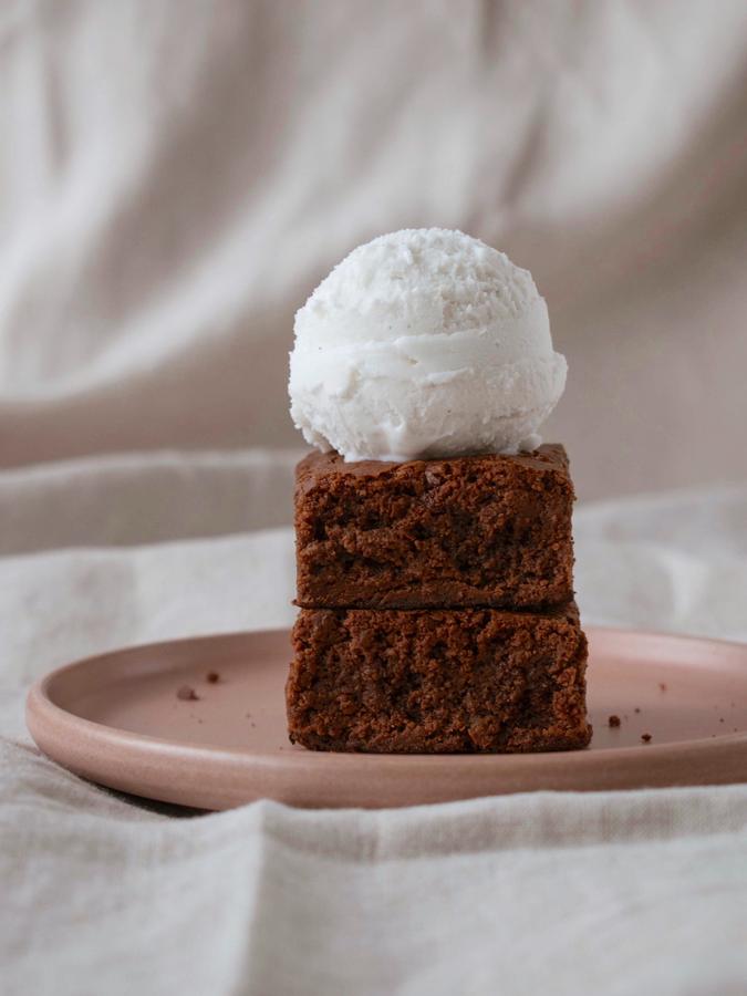 Para los golosos que además quieren cuidarse. Con Abbot Kinney's puedes preparar todo tipo de recetas dulces, deliciosas y saludables como este brownie vegano con helado.