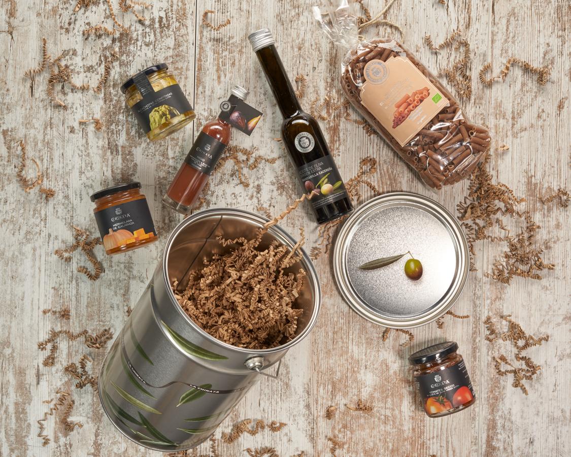 Para los «foodies» que también se cuida. El cubo vegano de La Chinata es una selección de productos veganos para elaborar recetas deliciosas libres de alimentos de origen animal. Además, vienen presentados en un cubo que se puede reutilizar; como macetero, mesa, recipiente de almacenaje... y se puede pintar o decorar al gusto para darle una segunda vida. Contiene: Macarrones con harina de aceituna, Tomates secos en AOVE, Alcachofas confitadas, aove Monovarietal manzanilla cacereña, aceituna manzanilla partida al pimentón.