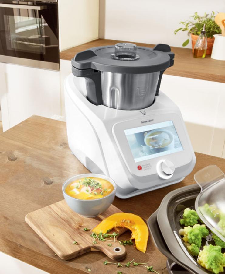 Para convertirse en un todoterreno en la cocina. El robot Monsieur Cuisine Connect de Lidl destaca por sus funcionalidades: cuece, cocina al vapor, bate y amasa, emulsiona, mezcla, pica, sofríe, pesa y tritura y por la posibilidad de conectarse a la red WIFI para descargar recetas. El robot sigue el paso a paso a través de la pantalla táctil LCD, evitando así la necesidad de conexión Bluetooth y dispositivo móvil externo.