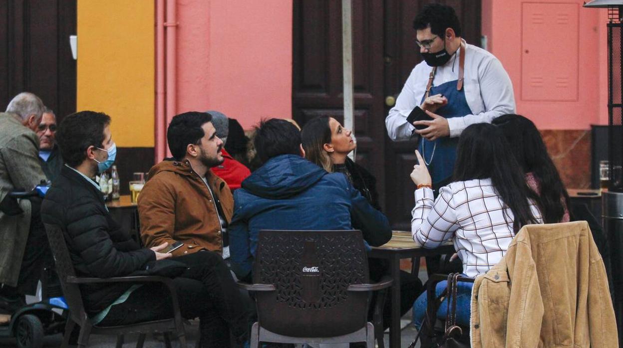 En imágenes, ambiente de las cafeterías y bares de Sevilla con los nuevos horarios