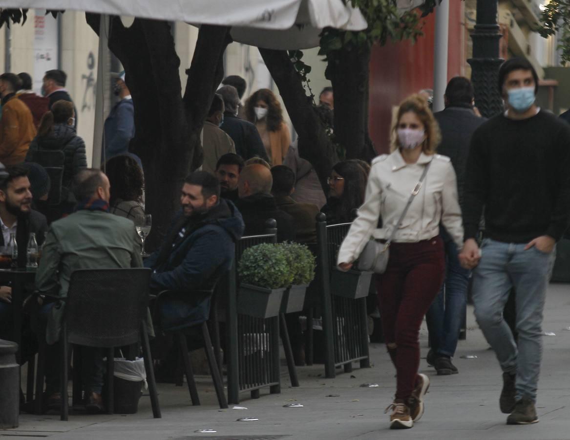 En imágenes, ambiente de las cafeterías y bares de Sevilla con los nuevos horarios