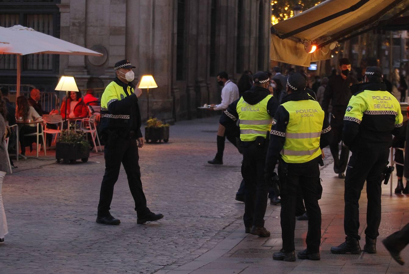 En imágenes, ambiente de las cafeterías y bares de Sevilla con los nuevos horarios