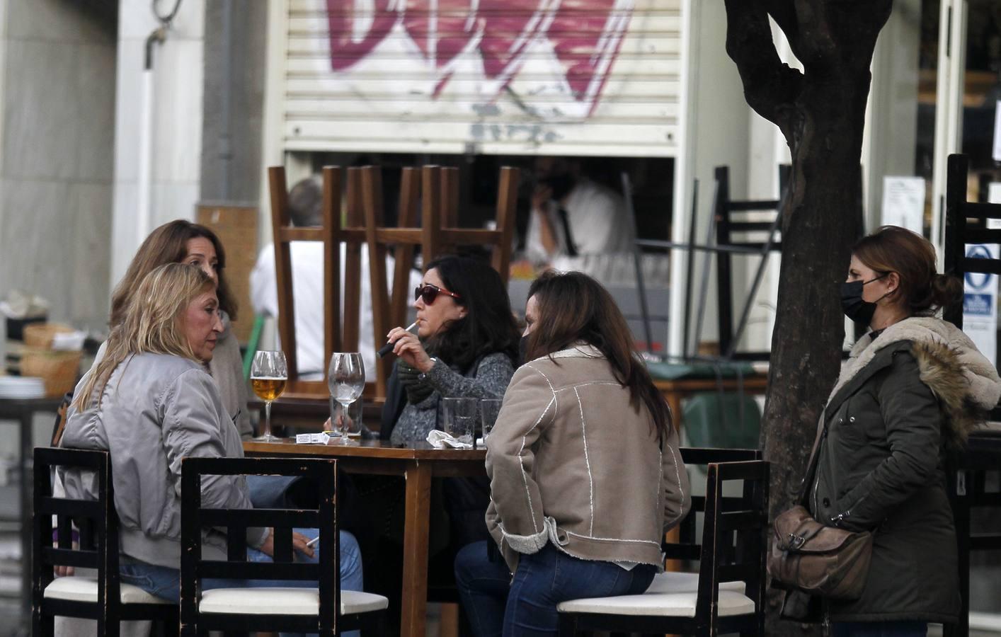 En imágenes, ambiente de las cafeterías y bares de Sevilla con los nuevos horarios