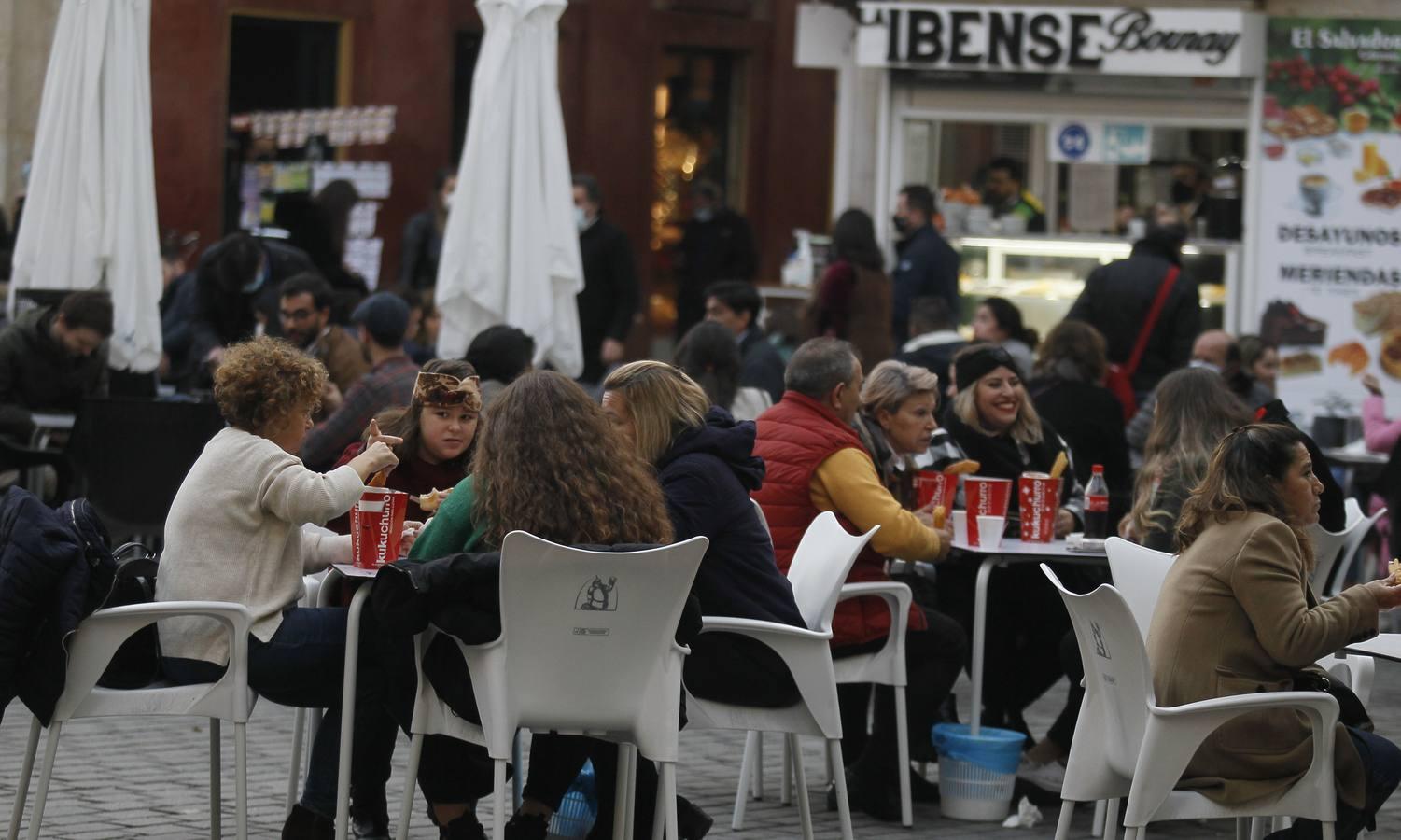 En imágenes, ambiente de las cafeterías y bares de Sevilla con los nuevos horarios