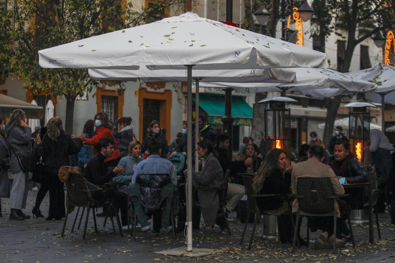 En imágenes, ambiente de las cafeterías y bares de Sevilla con los nuevos horarios