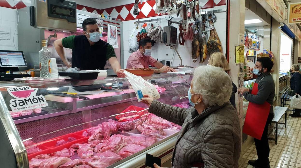 Vuelve la vida a las plazas de abasto de Sevilla