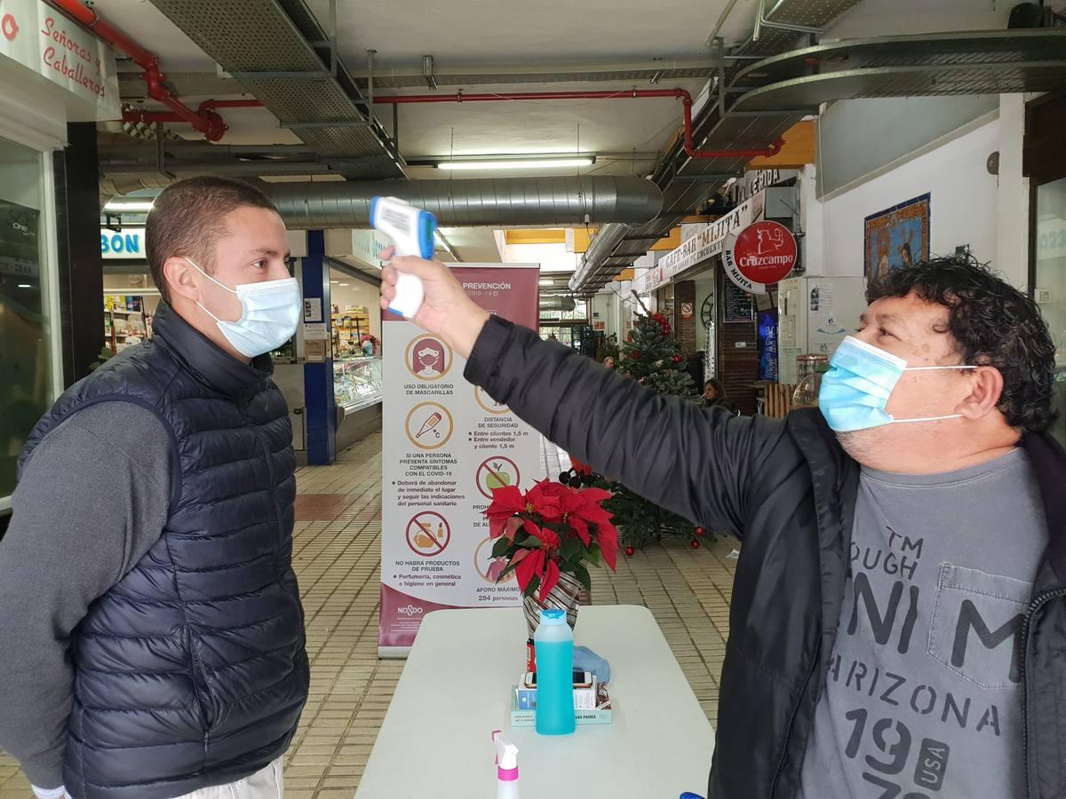 Vuelve la vida a las plazas de abasto de Sevilla