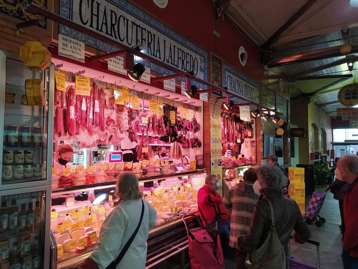 Vuelve la vida a las plazas de abasto de Sevilla