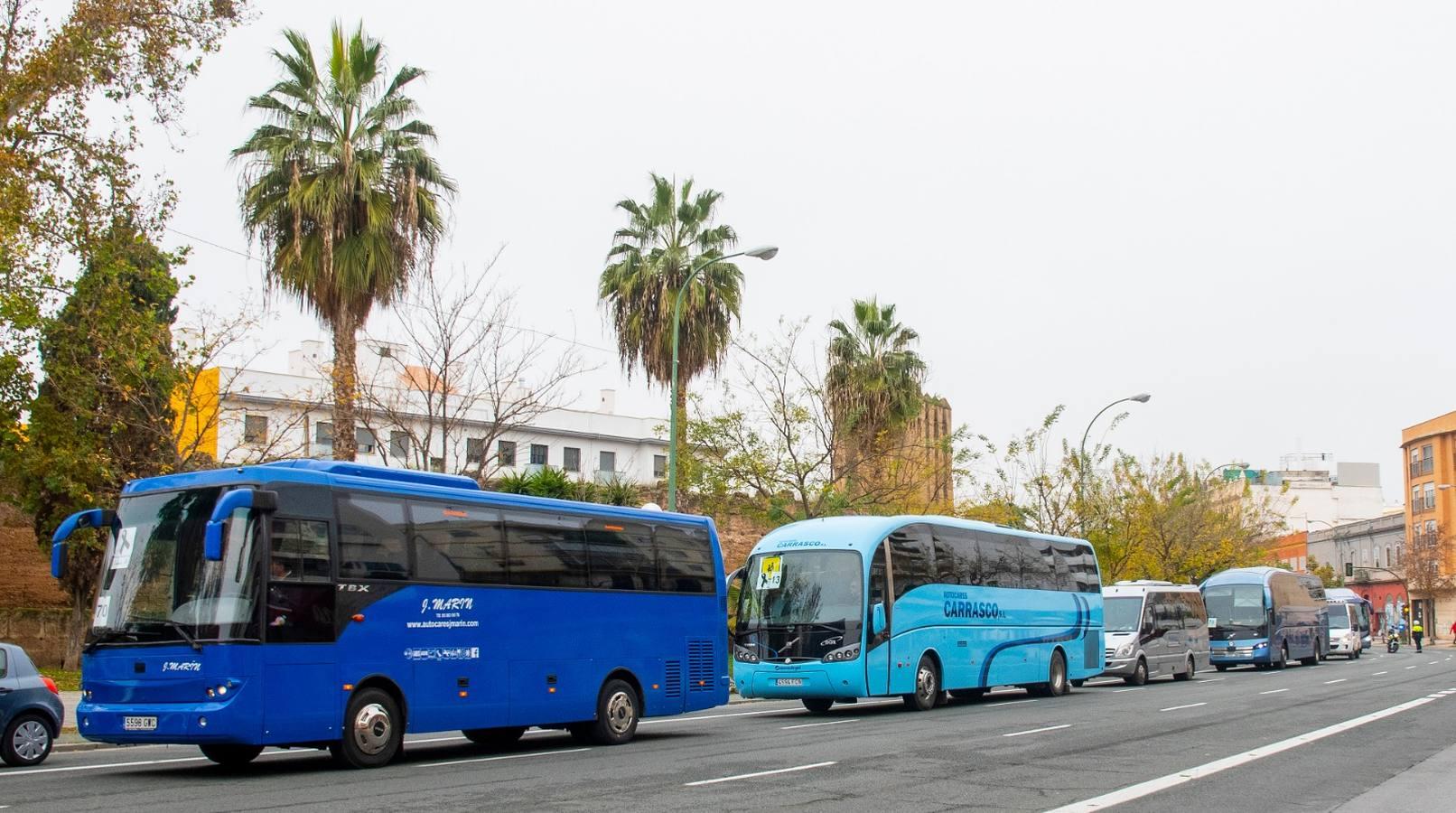 Los autobuses turísticos protestan en Sevilla