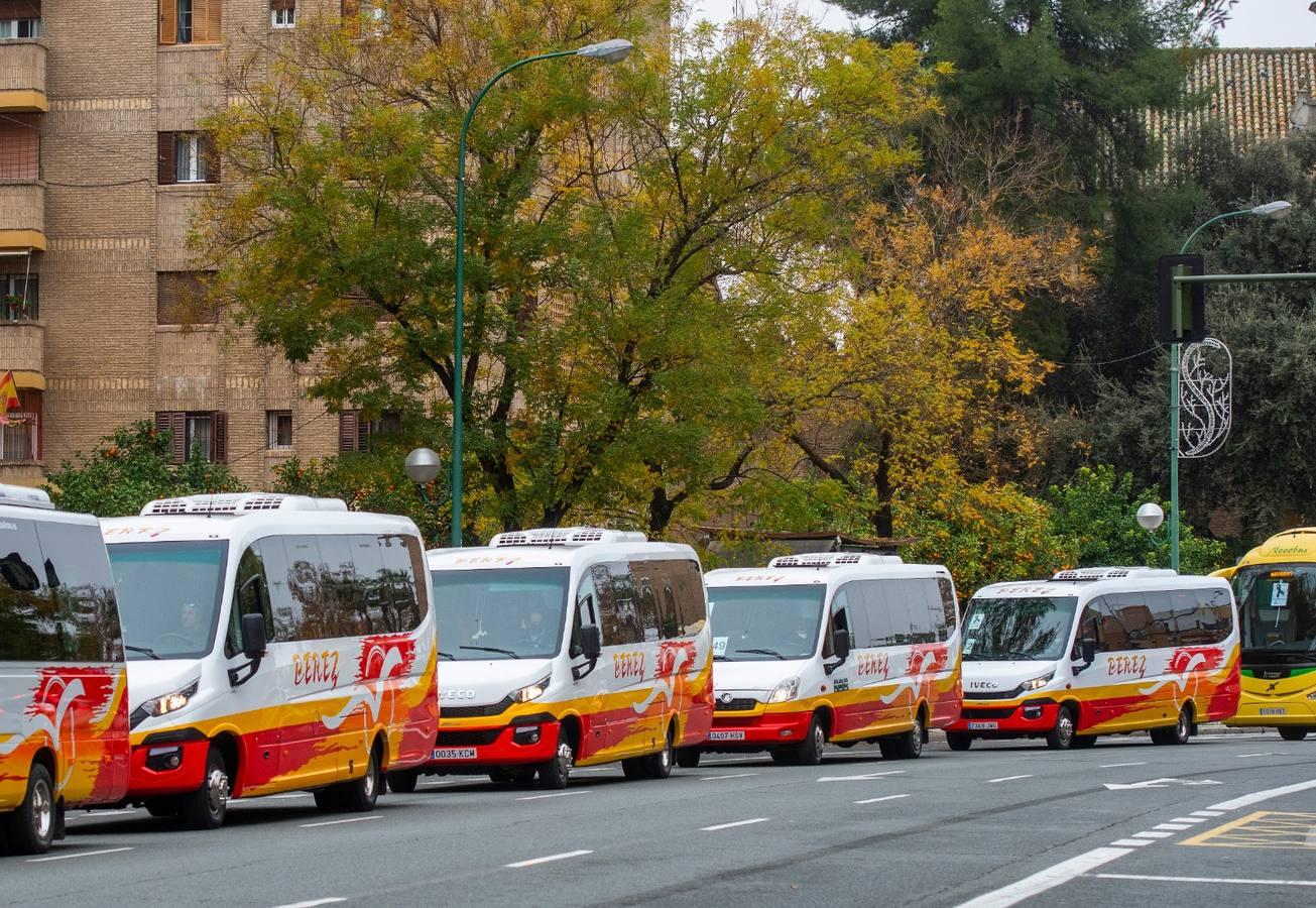 Los autobuses turísticos protestan en Sevilla