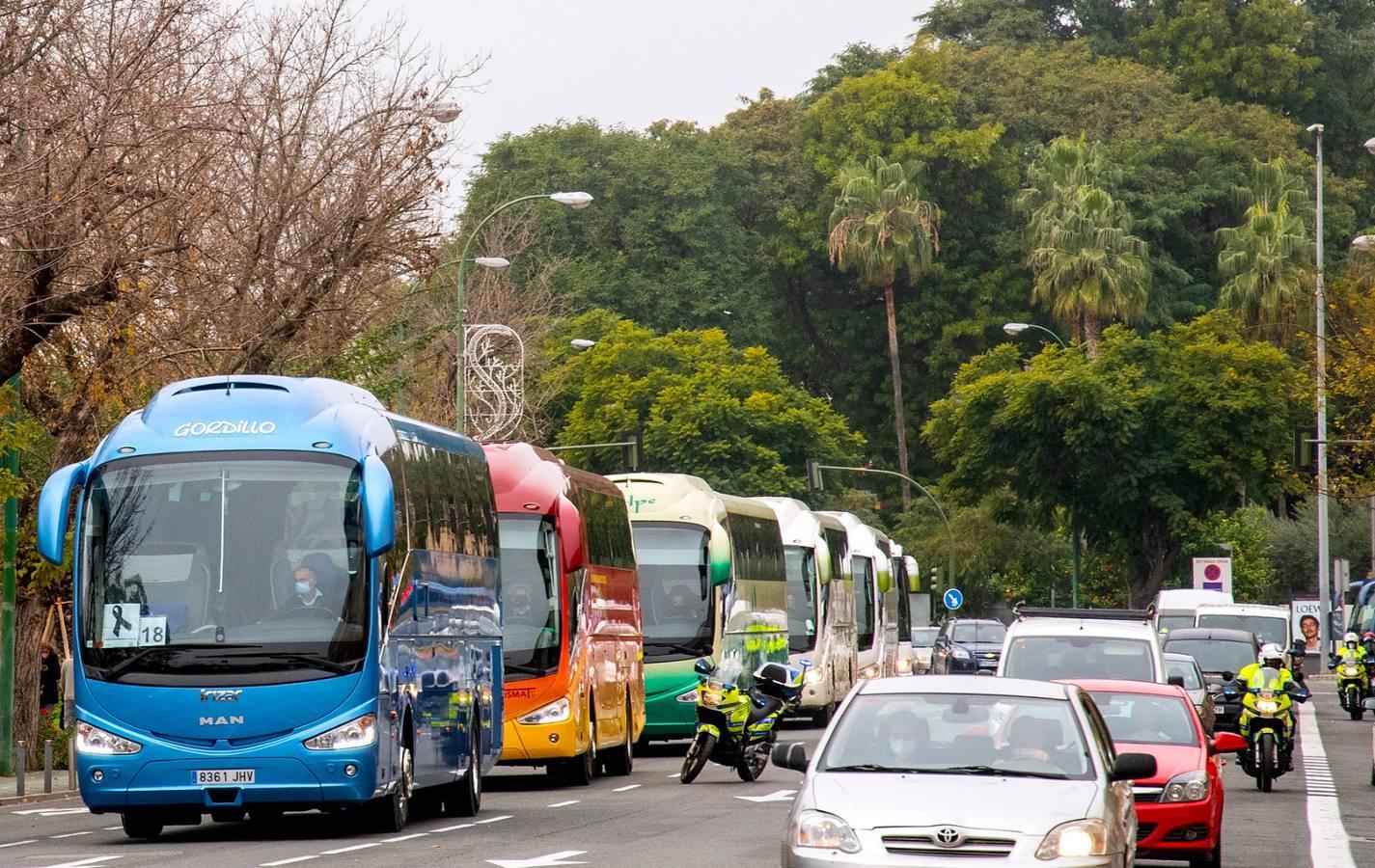 Los autobuses turísticos protestan en Sevilla