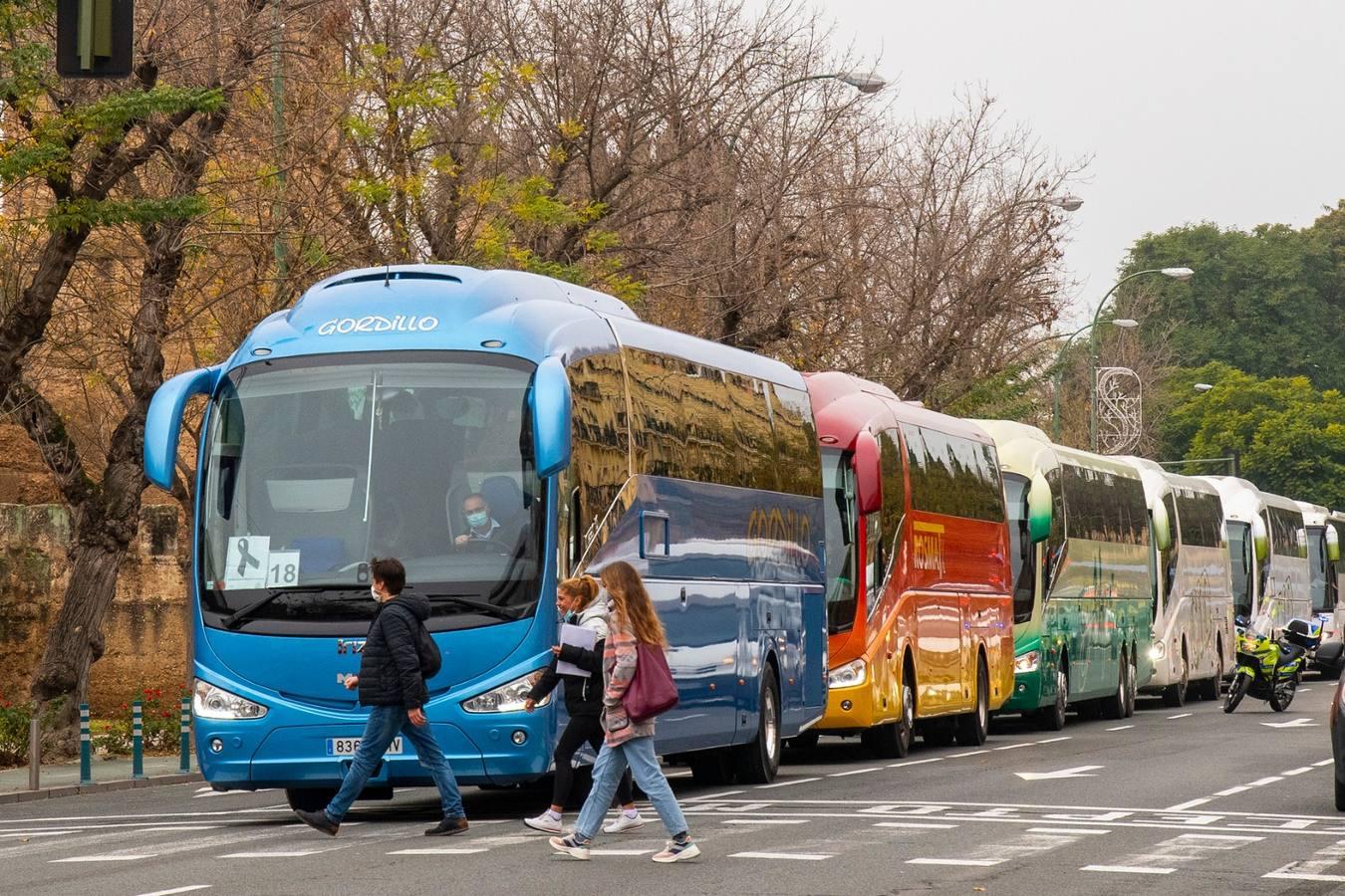 Los autobuses turísticos protestan en Sevilla