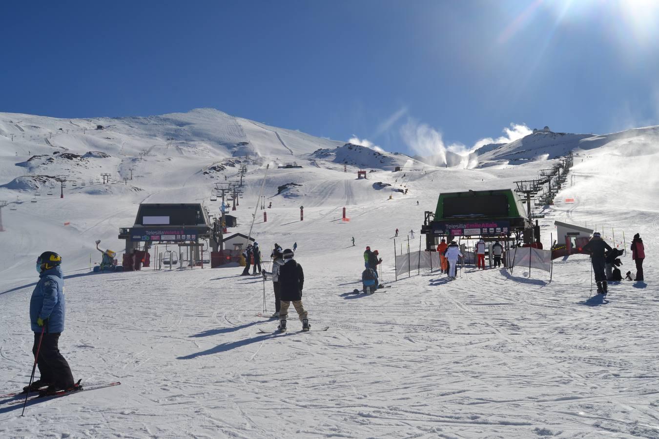 Sierra Nevada, al fin abierta con unos 2.000 esquiadores: «Han sido meses muy duros»