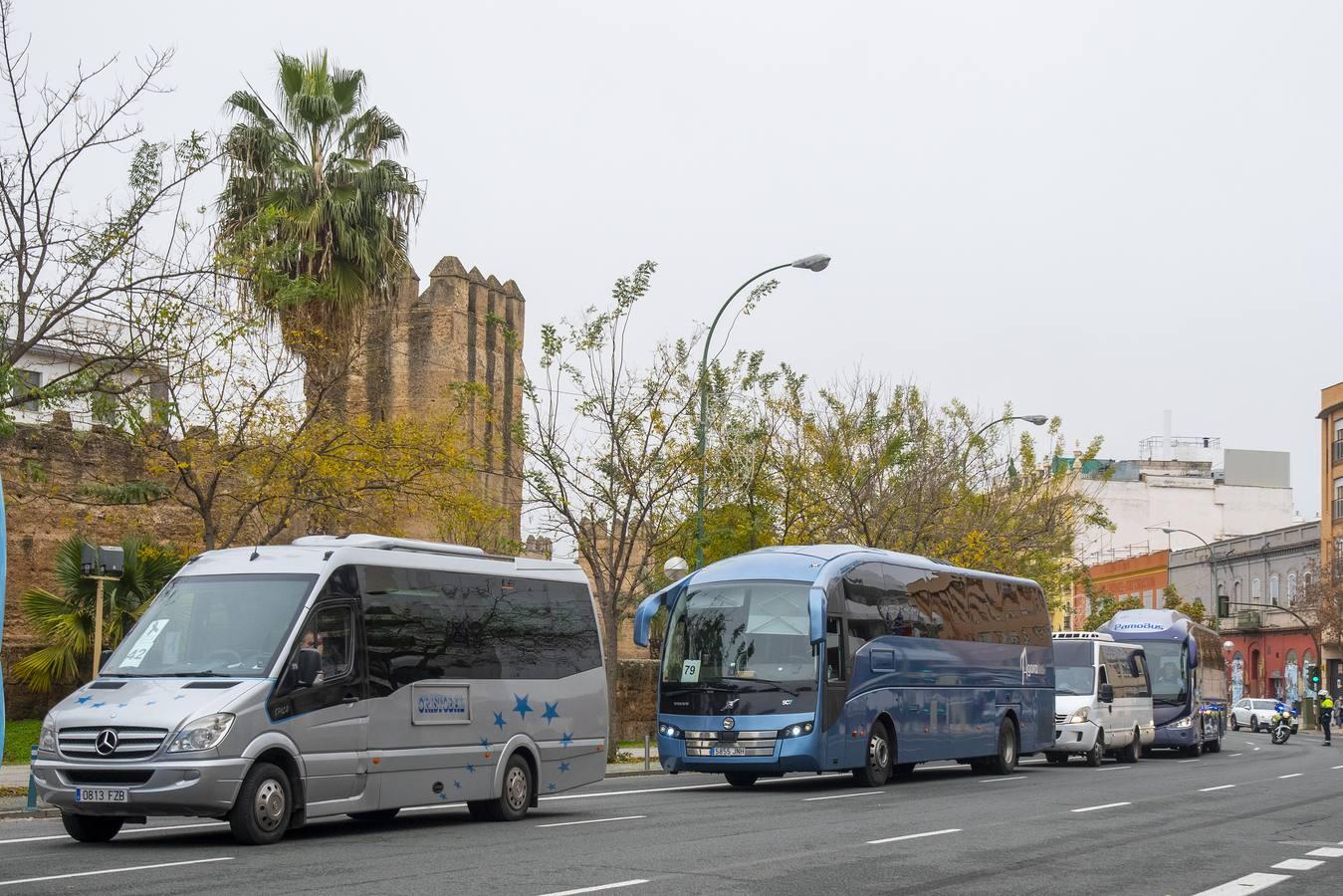 Los autobuses turísticos protestan en Sevilla